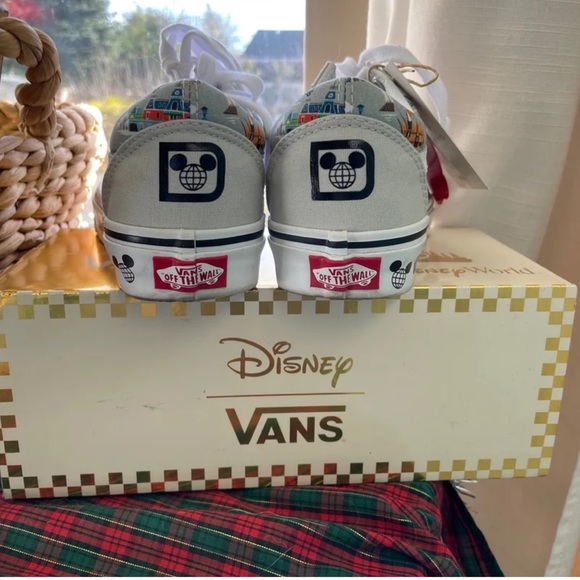 Walt Disney World Limited Edition 50th VANS - Picture 4 of 7